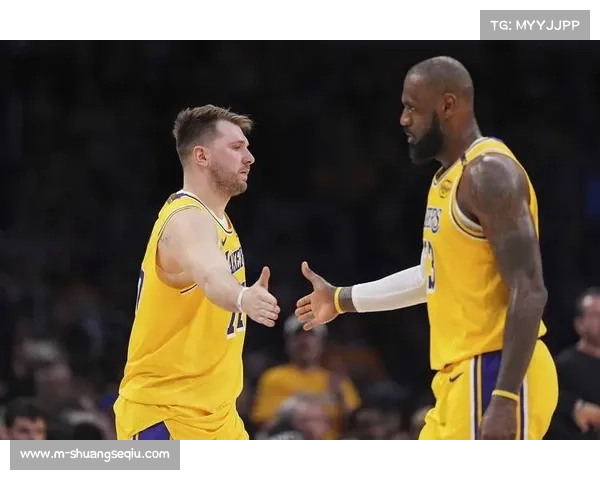 詹姆斯东契奇保龄球趣事团队凝聚力增强互动欢乐