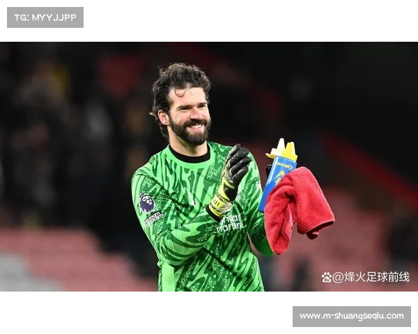 门将阿利森扑点后跪地庆祝，利物浦关键先生