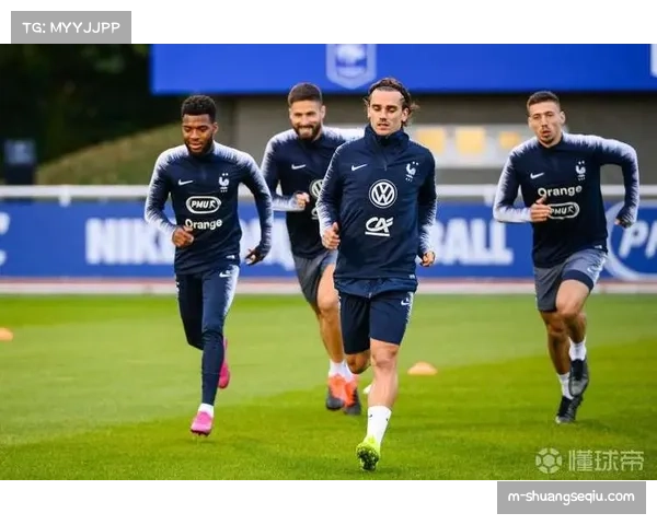 特写:克莱枫丹基地举办开放日,数百名小球迷体验法国队训练设施 特写:克莱枫丹基地举办开放日,数百名小球迷体验法国队训练设施